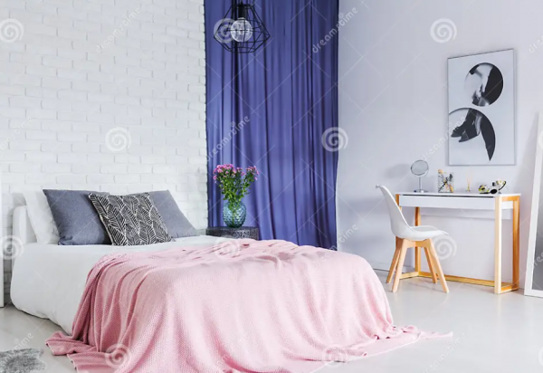 Kamar dengan dinding bata putih dan furnitur berwarna pastel